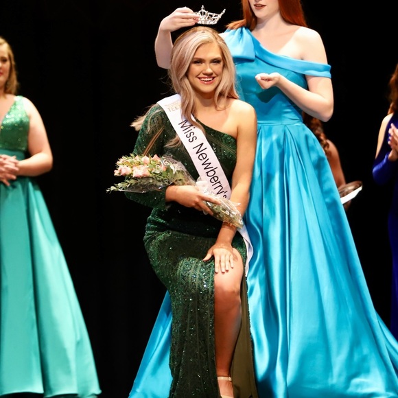 Meet your Posher, Abbye - Picture 1 of 3